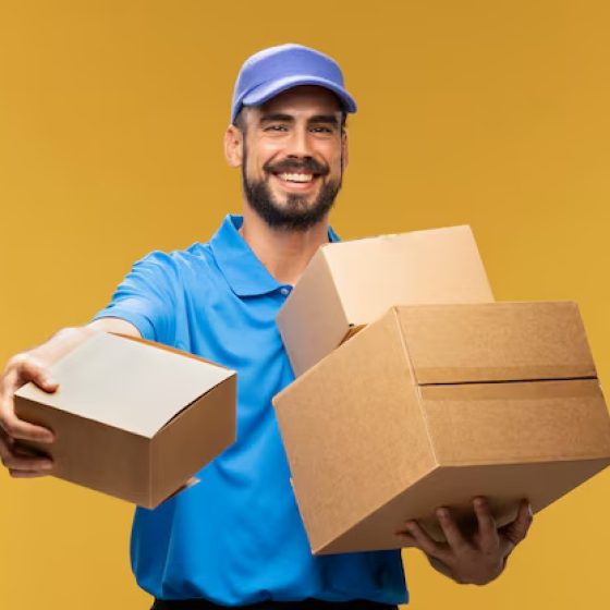 Entregador sorrindo segurando caixas de encomendas